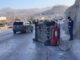 Vehículo impacta contra talud y vuelca en el Periférico de la Juventud