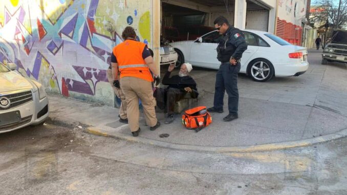 Adulto mayor sufre caída y es trasladado a un hospital