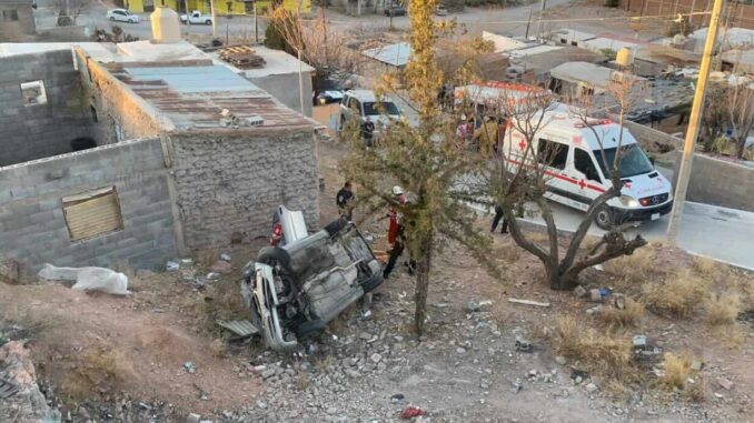 Mujer atrapada tras volcadura en barranco en la Prolongación 20 de Noviembre