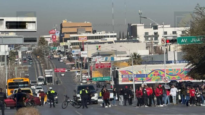 Docentes federalizados bloquean el primer cuadro en protesta contra la reforma a la Ley del ISSSTE