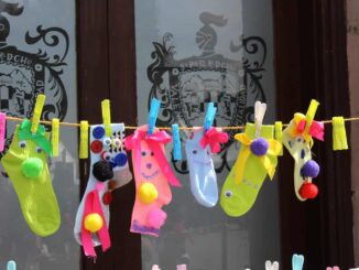 Decoran más de 200 chihuahuenses calcetines a favor del Síndrome de Down