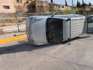 Camioneta termina volcada tras maniobra evasiva en Teófilo Borunda Sur